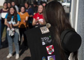 Estudantes de Gestão lavam carros e doam valor angariado à APPDA