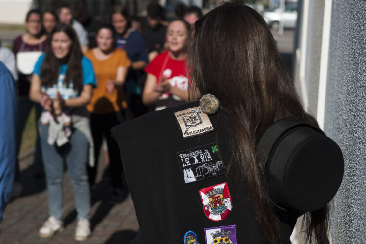 Estudantes de Gestão lavam carros e doam valor angariado à APPDA