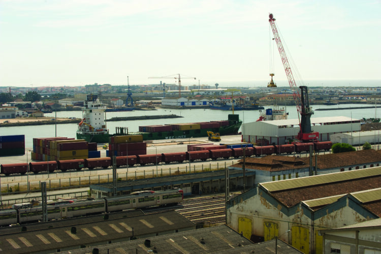 Exportações subiram 6% em Agosto