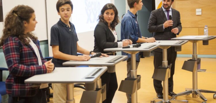 Alunos dão lição ao ministro Tiago Brandão Rodrigues