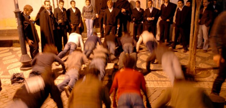 Animação de estudantes perturba descanso de moradores