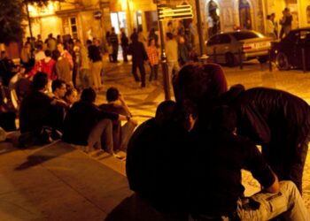 Escola, noitadas e namoros: há quem diga que é saudável