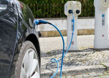 Utilizadores de veículos eléctricos concordam com pagamento em postos de carregamento rápido