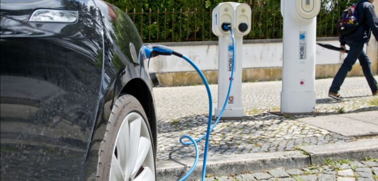 Utilizadores de veículos eléctricos concordam com pagamento em postos de carregamento rápido