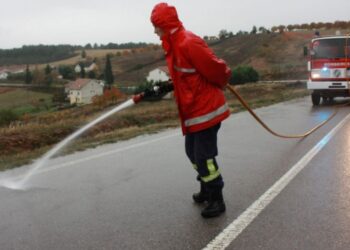 Variante da Caranguejeira cortada devido a despiste de camião cisterna