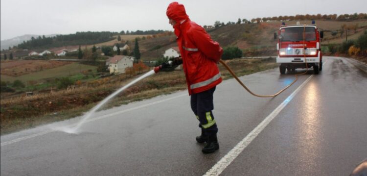 Variante da Caranguejeira cortada devido a despiste de camião cisterna