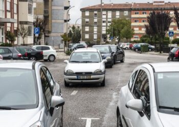 Zonas residenciais transformadas em parques de estacionamento