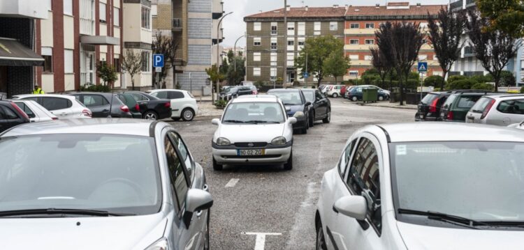Zonas residenciais transformadas em parques de estacionamento