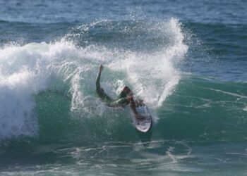 A “Lipton” está a gravar um anúncio na Nazaré com a big rider Keala Kennelly