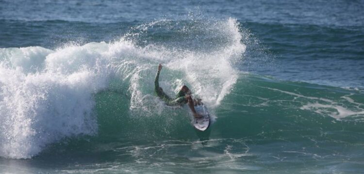 A “Lipton” está a gravar um anúncio na Nazaré com a big rider Keala Kennelly
