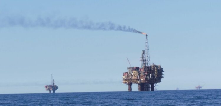 Petróleo termina 2016 com forte recuperação após acordo para reduzir a produção