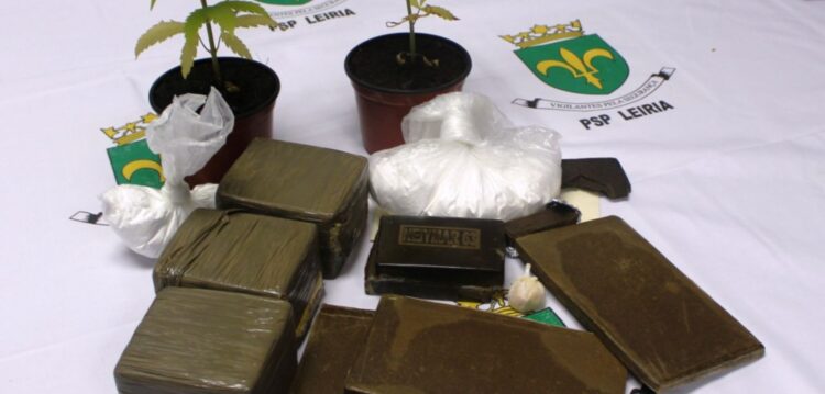 PSP de Leiria apreendeu mais de 400 doses de droga junto às escolas