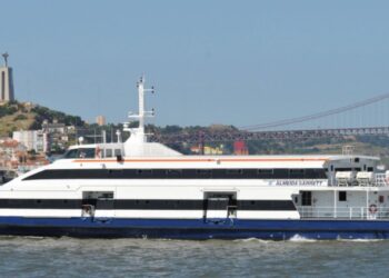 Acidente com ‘ferry’ de passageiros provoca 33 feridos ligeiros