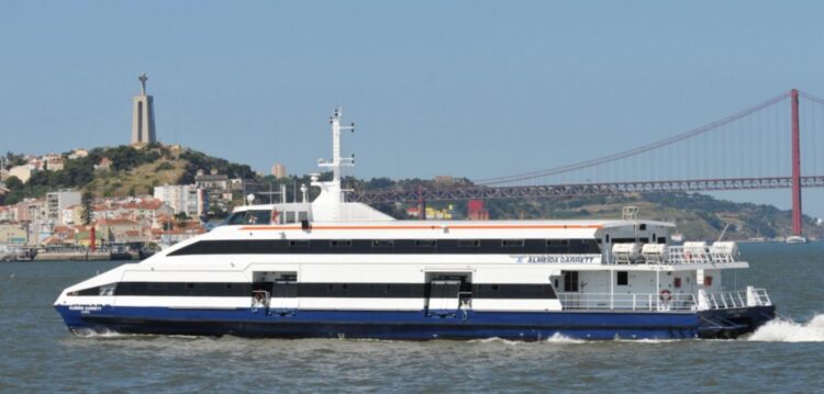 Acidente com ‘ferry’ de passageiros provoca 33 feridos ligeiros