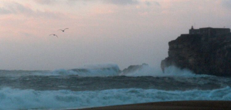 Barras da Nazaré, São Martinho e Figueira da Foz mantém-se encerradas durante a manhã