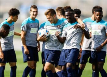 Futebol: selecção nacional de sub-17 joga na Marinha Grande e na Nazaré