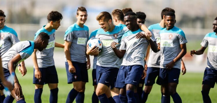 Futebol: selecção nacional de sub-17 joga na Marinha Grande e na Nazaré