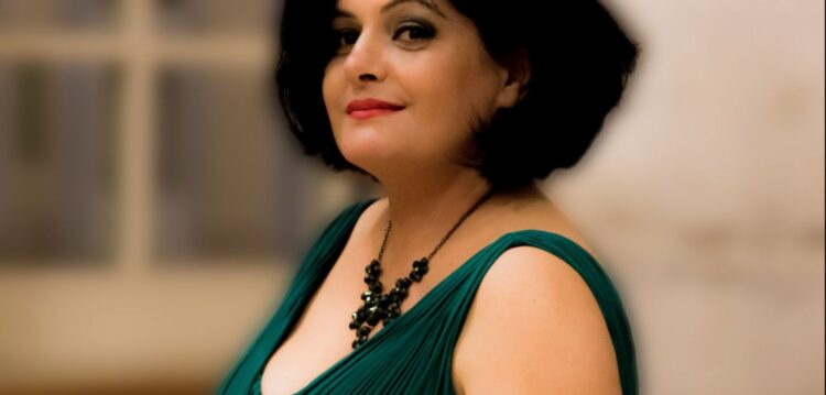 Luísa Oliveira,cantora: “a primeira mulher a cantar com a Orquestra do Exército fui eu!”
