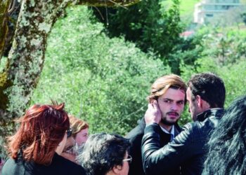 Coro em silêncio em apoio ao seu maestro gay
