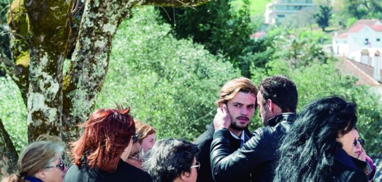 Coro em silêncio em apoio ao seu maestro gay