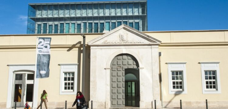 Inaugurado há cerca de três anos, edifício da Resinagem já mete água