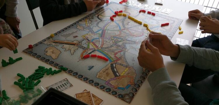 Jogos de tabuleiro usados no trabalho com reclusos e jovens em risco