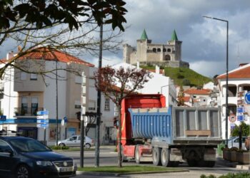 Moradores de Porto de Mós querem camiões fora do centro do vila