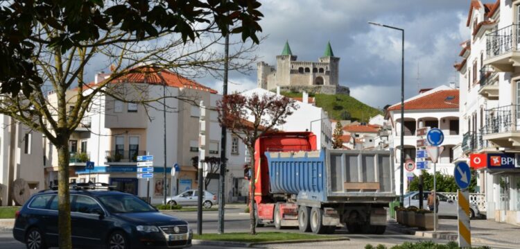 Moradores de Porto de Mós querem camiões fora do centro do vila