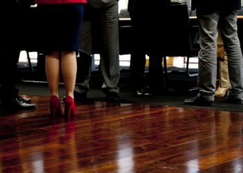 Mulheres ocupam menos de um terço  dos cargos de liderança nas empresas