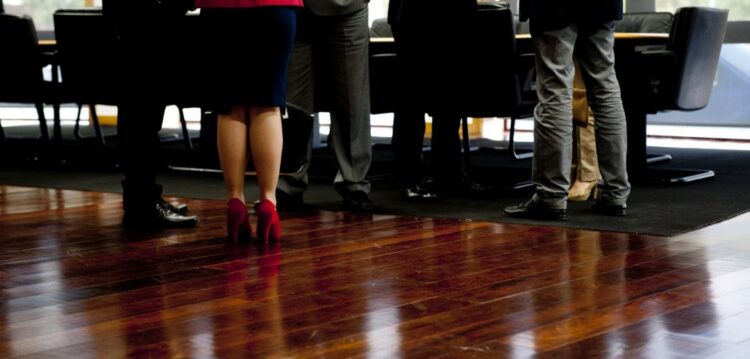 Mulheres ocupam menos de um terço  dos cargos de liderança nas empresas