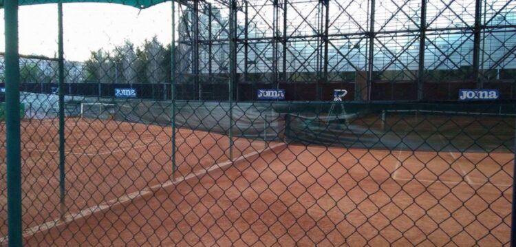 Actividade de clube de ténis ameaçada