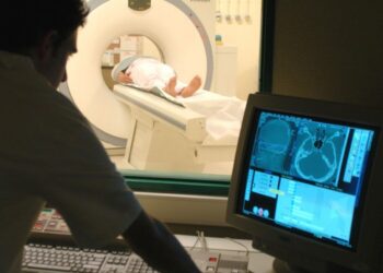 Cerca de 50% dos médicos prescrevem análises exames por pressão dos doentes