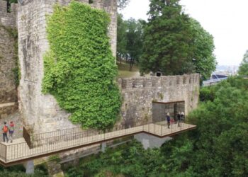 Conheça as imagens dos elevadores que vão aproximar a cidade do castelo