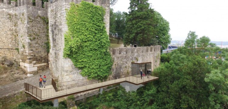 Conheça as imagens dos elevadores que vão aproximar a cidade do castelo