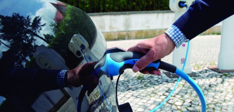 Governo quer carros eléctricos nas estradas mas donos receiam ficar apeados