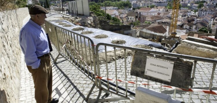 Aluimento de terra junto ao Castelo é um “problema grave”