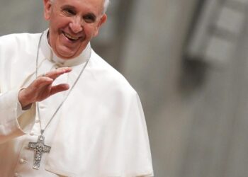 Alunos dos colégios católicos de Fátima acolhem Papa Francisco na Capelinha das Aparições