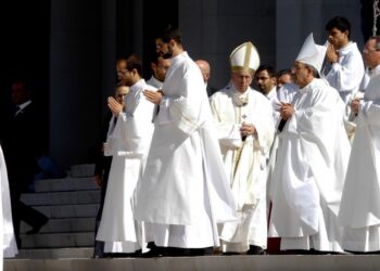 Bispo de Leiria envia “carícia cheia de ternura” aos “pequenitos”em nome do Papa
