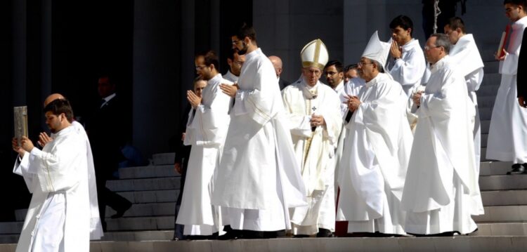 Bispo de Leiria envia “carícia cheia de ternura” aos “pequenitos”em nome do Papa