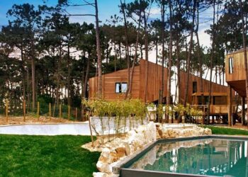 Bukubaki: casas nas árvores, surf e massagens