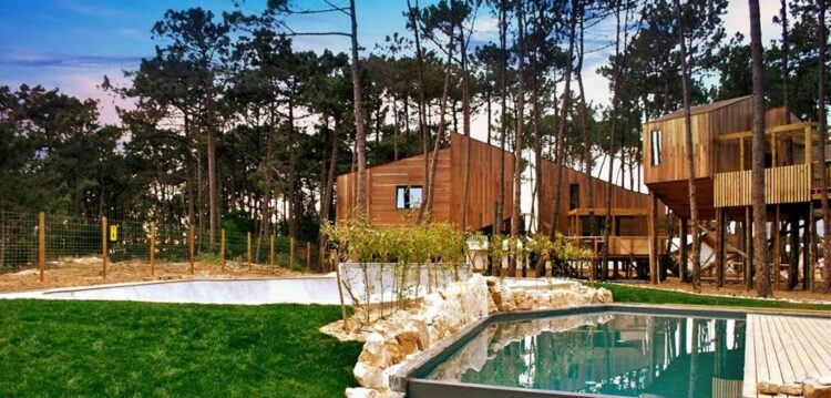 Bukubaki: casas nas árvores, surf e massagens