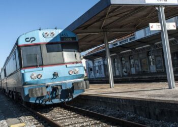 CP reforça comboios para praias de São Martinho e Salir do Porto
