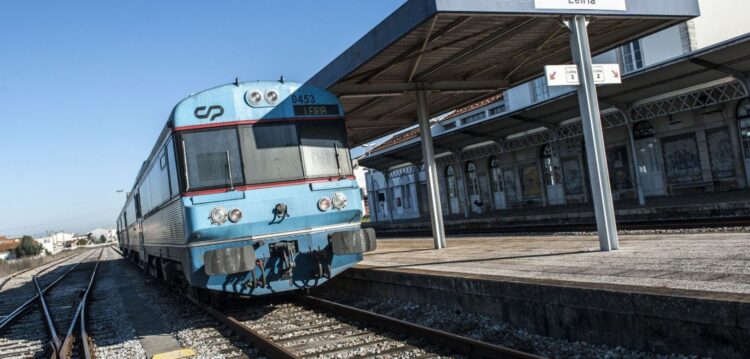 CP reforça comboios para praias de São Martinho e Salir do Porto