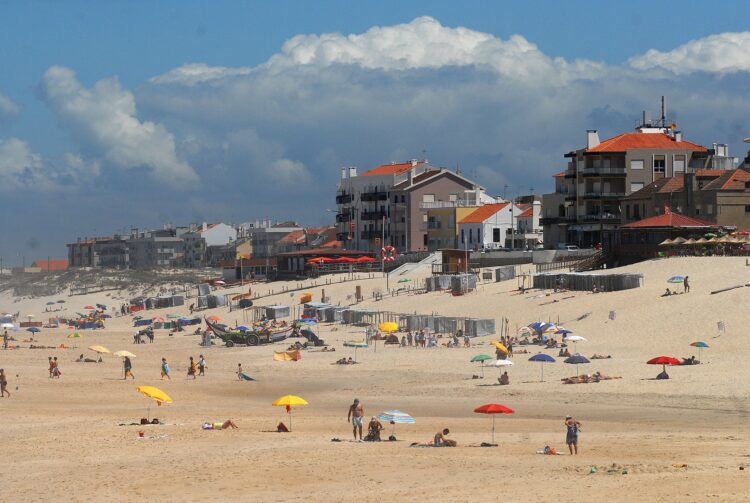 Doze nadadores-salvadores reforçam vigilância na praia do Pedrógão