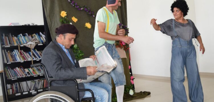 Ex-sem-abrigo e outras vítimas de discriminação criam peça de teatro