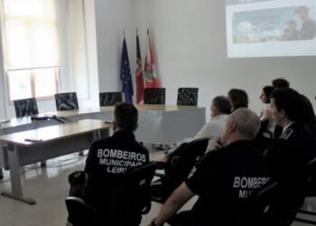 Fardas de bombeiros vão criar proximidade com idosos