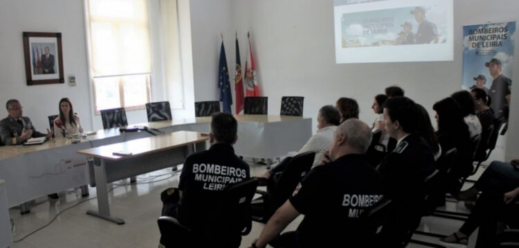 Fardas de bombeiros vão criar proximidade com idosos