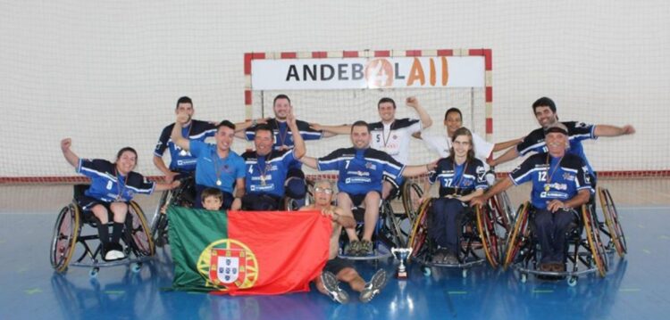 O andebol em cadeira de rodas são seis contra seis e no final ganha Leiria
