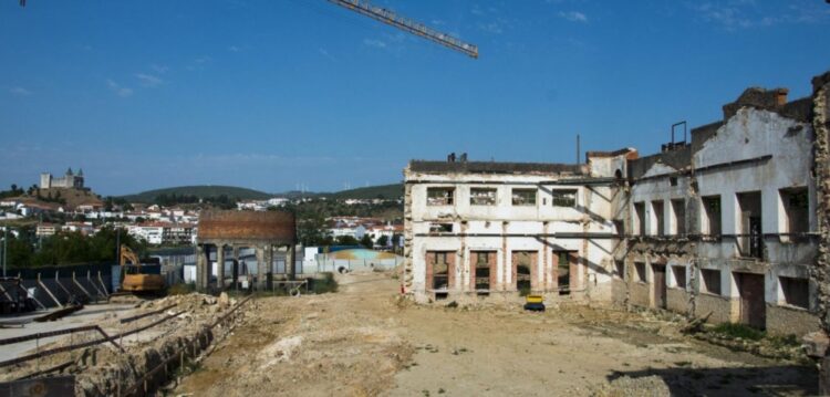 Obras na antiga central paradas há meses