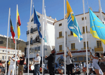 Bandeira Azul na Praia da Nazaré com sistema para daltónicos